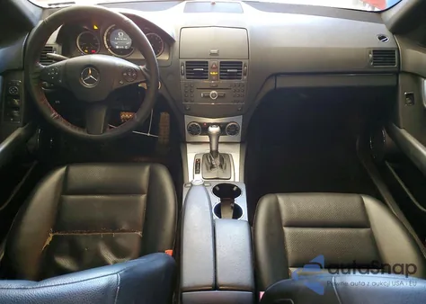 2010 Mercedes-Benz C 300 z USA, uszkodzony, nr VIN WDDGF5EB7AA399222